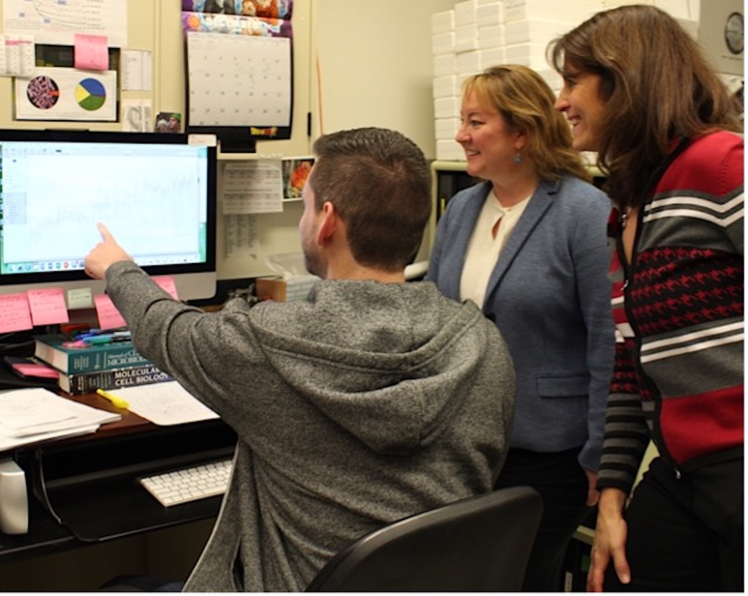 Kim Musser and colleagues at Wadsworth looking at computer screen